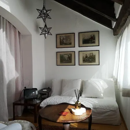 Romantik, Charming House *