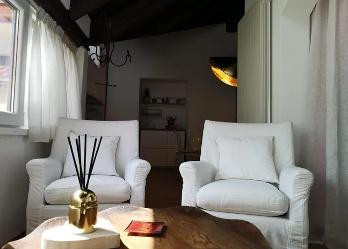 Romantik, Charming House *